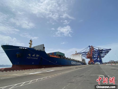 海南自贸港内外贸同船运输境内船舶首船完成保税油加注